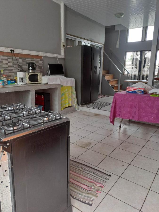 Хостел Laure Hebergement Loue Des Lits En Dortoir Фааа Экстерьер фото